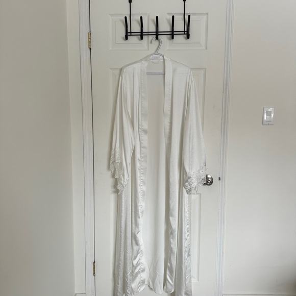 MESHKI Sullivan Satin Bridal Robe with Lace — Ivory (OS) - Picture 5 of 6